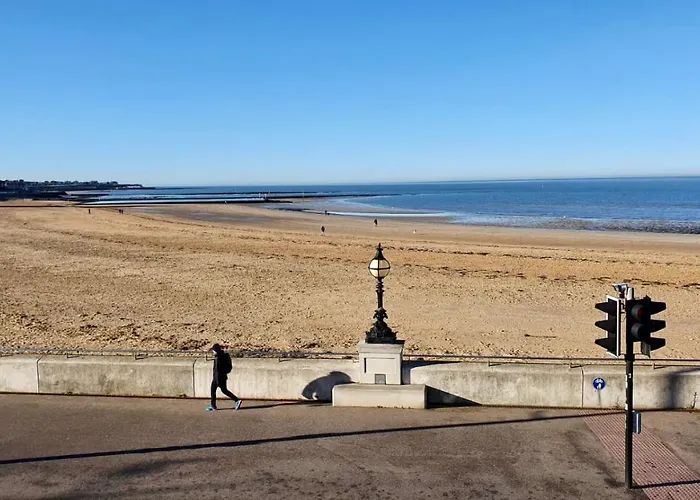 Stylish Newly Renovated Beachfront Getaway Margate